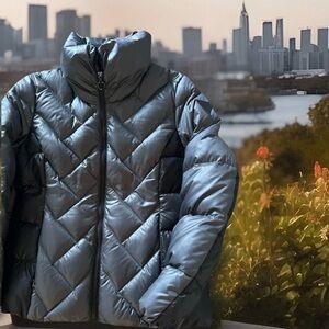 GUESS Women’s Size Medium Puffer Jacket. Multicolor. Excellent Condition